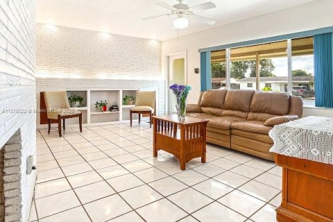 House in Miami Gardens, Florida 4 bedrooms, 141.12 sq.m. № 1923357 - photo 11