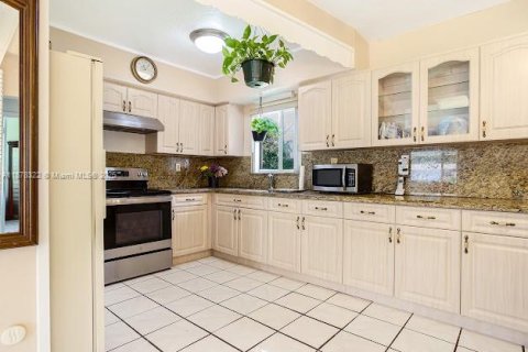 House in Miami Gardens, Florida 4 bedrooms, 141.12 sq.m. № 1923357 - photo 18