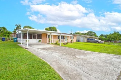 House in Miami Gardens, Florida 4 bedrooms, 141.12 sq.m. № 1923357 - photo 8