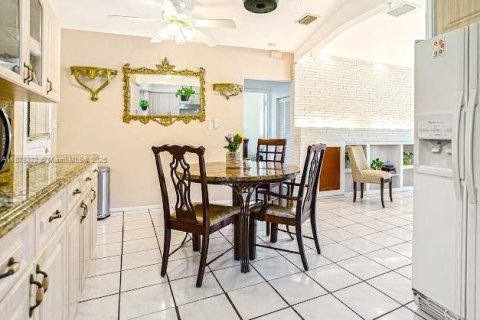 House in Miami Gardens, Florida 4 bedrooms, 141.12 sq.m. № 1923357 - photo 19