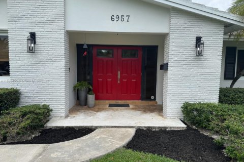 House in Palmetto Bay, Florida 4 bedrooms, 222.41 sq.m. № 1954029 - photo 2