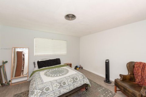 House in Palmetto Bay, Florida 4 bedrooms, 222.41 sq.m. № 1954029 - photo 17