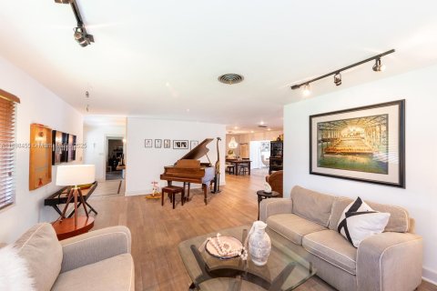 House in Palmetto Bay, Florida 4 bedrooms, 222.41 sq.m. № 1954029 - photo 3