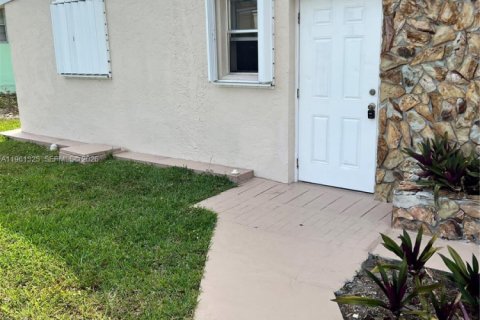 Снять в аренду квартиру в Холливуд, Флорида 2 спальни, 91.97м2, № 2023214 - фото 2