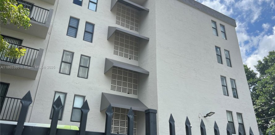 Condominio en Hialeah, Florida, 2 dormitorios № 1895744