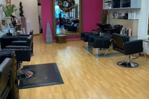 Commercial property in Aventura, Florida № 2082185