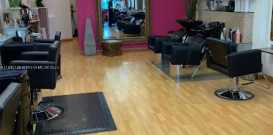Commercial property in Aventura, Florida № 2082185