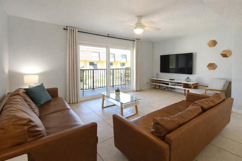 Condo in Cocoa Beach, Florida, 2 bedrooms  № 2217292 - photo 4