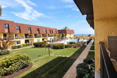 Condo in Cocoa Beach, Florida, 2 bedrooms  № 2217292 - photo 2