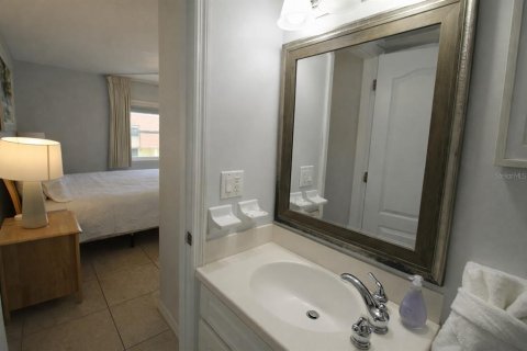 Condo in Cocoa Beach, Florida, 2 bedrooms  № 2217292 - photo 25