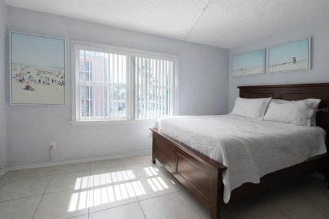 Condo in Cocoa Beach, Florida, 2 bedrooms  № 2217292 - photo 21