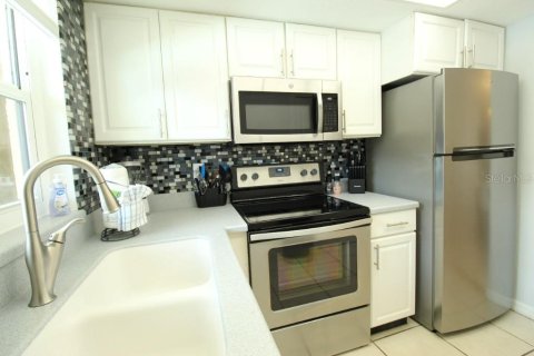 Condo in Cocoa Beach, Florida, 2 bedrooms  № 2217292 - photo 9