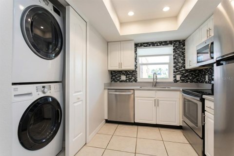 Condo in Cocoa Beach, Florida, 2 bedrooms  № 2217292 - photo 10