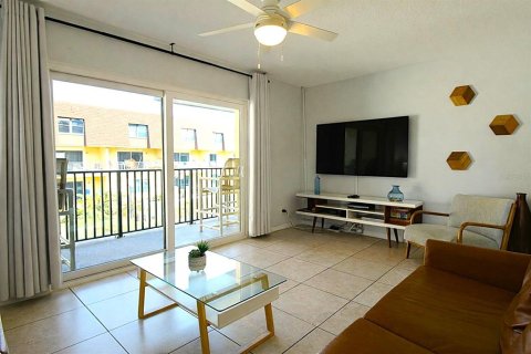 Condo in Cocoa Beach, Florida, 2 bedrooms  № 2217292 - photo 3