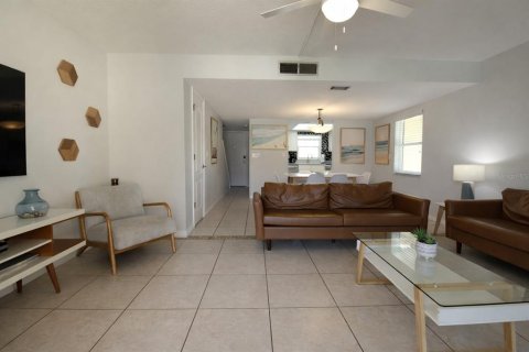 Condo in Cocoa Beach, Florida, 2 bedrooms  № 2217292 - photo 12
