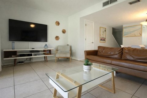 Condo in Cocoa Beach, Florida, 2 bedrooms  № 2217292 - photo 11