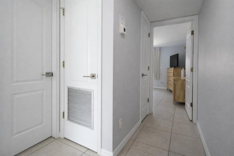 Condo in Cocoa Beach, Florida, 2 bedrooms  № 2217292 - photo 15