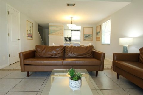 Condo in Cocoa Beach, Florida, 2 bedrooms  № 2217292 - photo 6