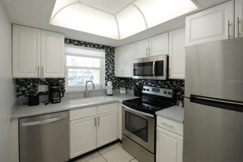Condo in Cocoa Beach, Florida, 2 bedrooms  № 2217292 - photo 8