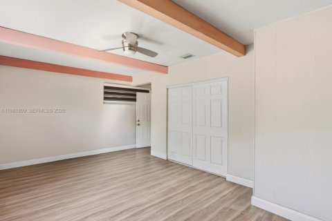 House in Hollywood, Florida 3 bedrooms, 204.38 sq.m. № 2027420 - photo 13