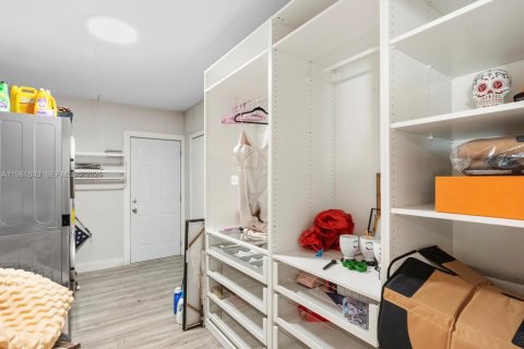 House in Hollywood, Florida 3 bedrooms, 204.38 sq.m. № 2027420 - photo 11