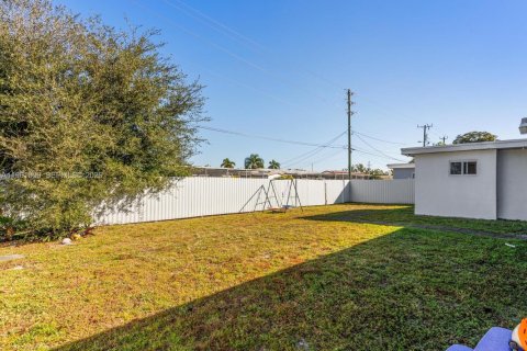 House in Hollywood, Florida 3 bedrooms, 204.38 sq.m. № 2027420 - photo 24