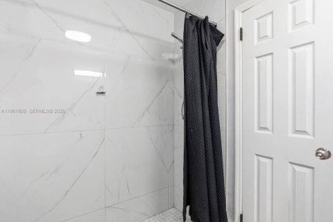 House in Hollywood, Florida 3 bedrooms, 204.38 sq.m. № 2027420 - photo 21