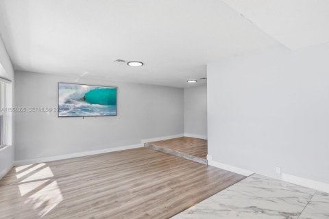 House in Hollywood, Florida 3 bedrooms, 204.38 sq.m. № 2027420 - photo 5