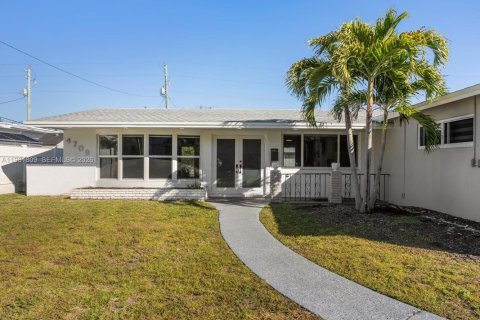 House in Hollywood, Florida 3 bedrooms, 204.38 sq.m. № 2027420