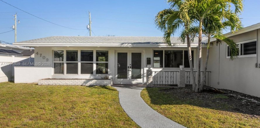 House in Hollywood, Florida 3 bedrooms, 204.38 sq.m. № 2027420