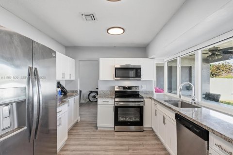 House in Hollywood, Florida 3 bedrooms, 204.38 sq.m. № 2027420 - photo 9