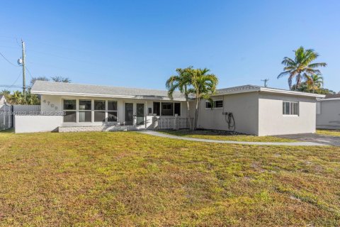 House in Hollywood, Florida 3 bedrooms, 204.38 sq.m. № 2027420 - photo 2