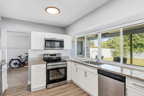 House in Hollywood, Florida 3 bedrooms, 204.38 sq.m. № 2027420 - photo 10