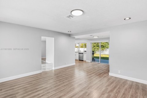 House in Hollywood, Florida 3 bedrooms, 204.38 sq.m. № 2027420 - photo 7