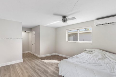 House in Hollywood, Florida 3 bedrooms, 204.38 sq.m. № 2027420 - photo 18