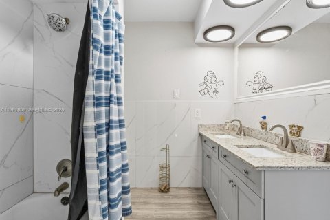 House in Hollywood, Florida 3 bedrooms, 204.38 sq.m. № 2027420 - photo 15