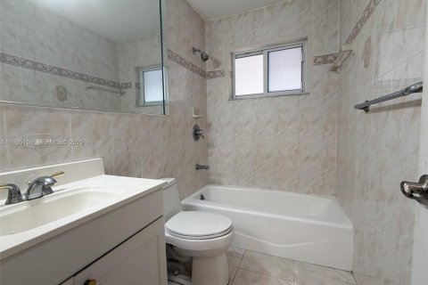 Villa ou maison à louer à Miami, Floride: 3 chambres, 184.88 m2 № 1993343 - photo 16