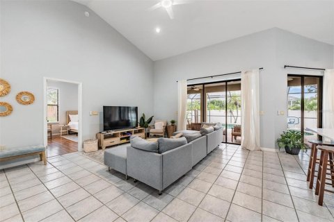 House in Apollo Beach, Florida 4 bedrooms, 192.12 sq.m. № 1904672 - photo 8