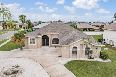 House in Apollo Beach, Florida 4 bedrooms, 192.12 sq.m. № 1904672 - photo 1