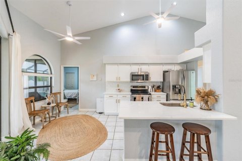 House in Apollo Beach, Florida 4 bedrooms, 192.12 sq.m. № 1904672 - photo 4