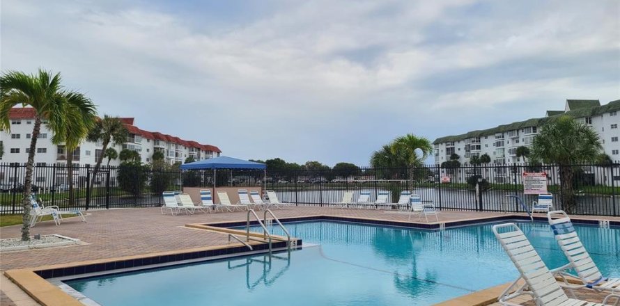 Condo in Lauderhill, Florida, 2 bedrooms № 1221423