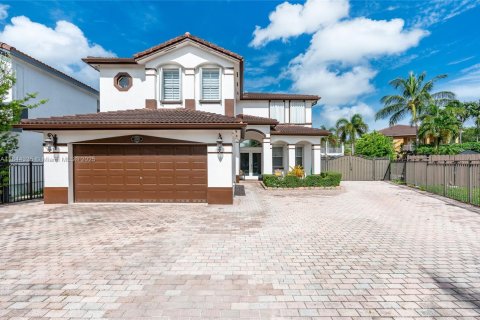 House in Miami, Florida 5 bedrooms, 282.7 sq.m. № 1839712 - photo 5