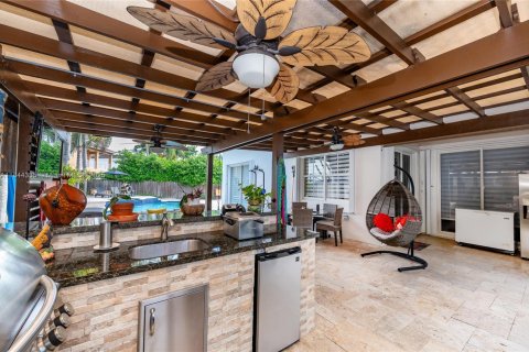 House in Miami, Florida 5 bedrooms, 282.7 sq.m. № 1839712 - photo 18