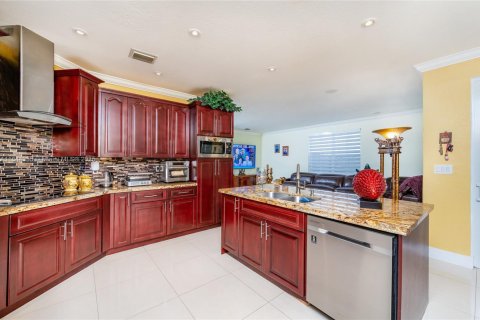 House in Miami, Florida 5 bedrooms, 282.7 sq.m. № 1839712 - photo 27