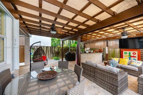 House in Miami, Florida 5 bedrooms, 282.7 sq.m. № 1839712 - photo 14