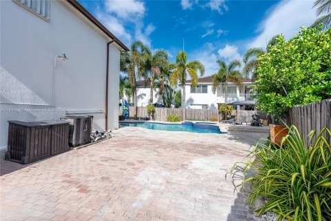 House in Miami, Florida 5 bedrooms, 282.7 sq.m. № 1839712 - photo 12