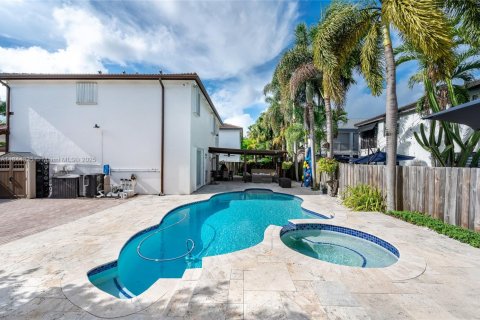 House in Miami, Florida 5 bedrooms, 282.7 sq.m. № 1839712 - photo 10