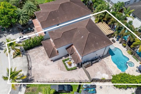 House in Miami, Florida 5 bedrooms, 282.7 sq.m. № 1839712 - photo 2