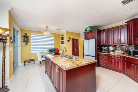 House in Miami, Florida 5 bedrooms, 282.7 sq.m. № 1839712 - photo 29