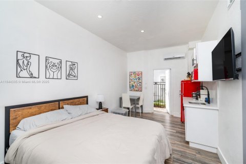 House in Miami, Florida 5 bedrooms, 282.7 sq.m. № 1839712 - photo 24